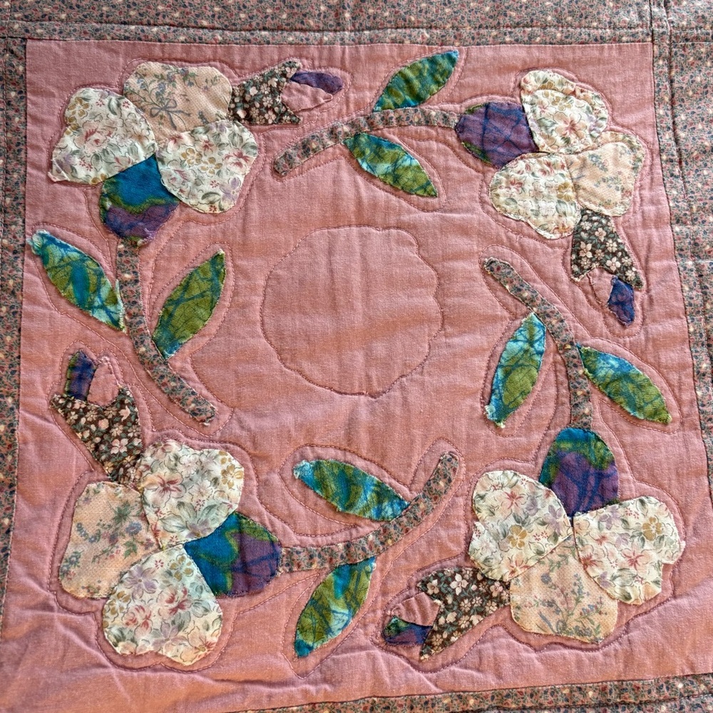 Dated 1989 SAMPLER Cotton PATCHWORK QUILT  - 86”x 100” Pink - Picture 13 of 16